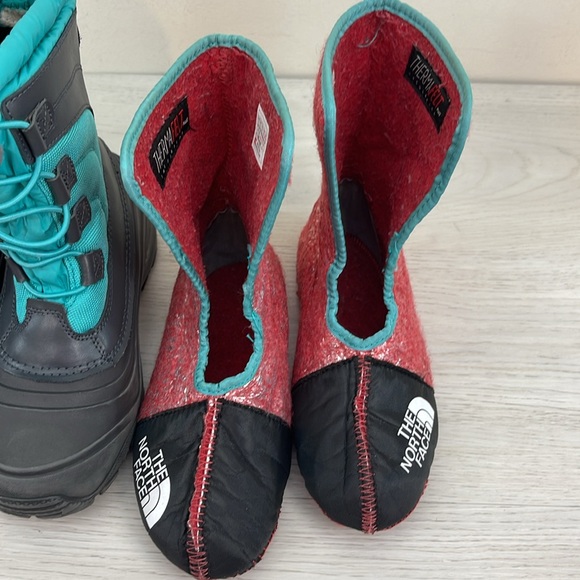 Kid’s The North Face Weatherproof Winter Boots - Picture 8 of 11